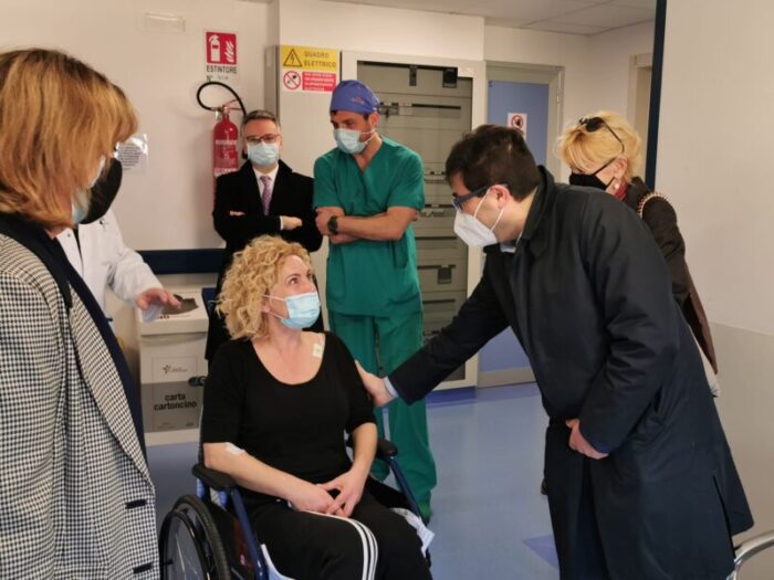 Eur, infermiera investita all'uscita dalla Nuvola da due persone in stato di alterazione: ecco come sta