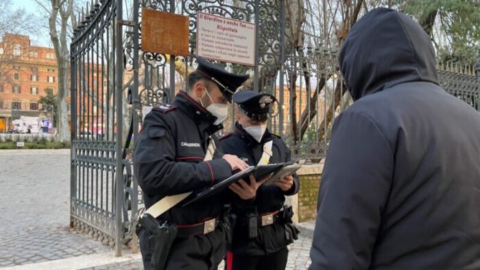 San Basilio, giovane "evade" dai domiciliari e viene pizzicato su di giri a litigare in piazza Vittorio Emanuele II, all'Esquilino