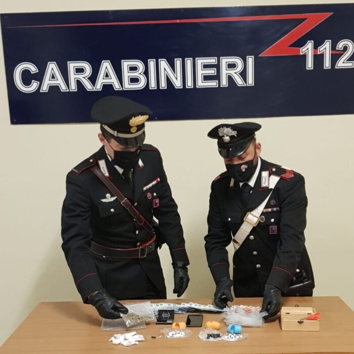 Pomezia. A spasso con le tasche piene di cocaina: arrestato pusher 32enne