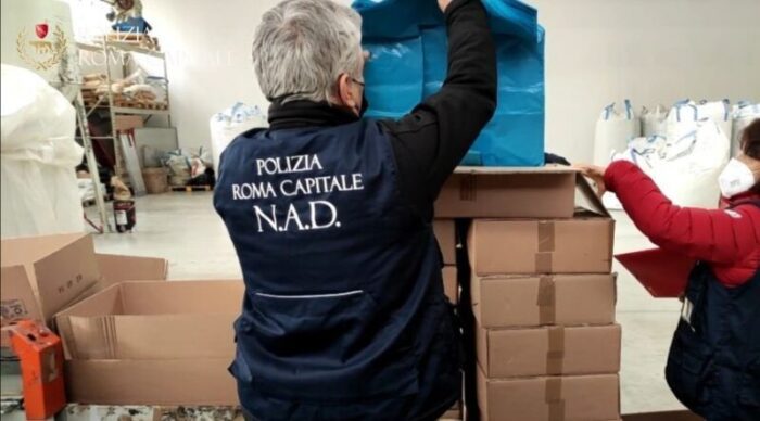 Chiusa fabbrica che produceva ogni anno 500 tonnellate di sacchetti illegali. L'operazione congiunta tra le Polizie Locali di Roma, Napoli e Montemurlo