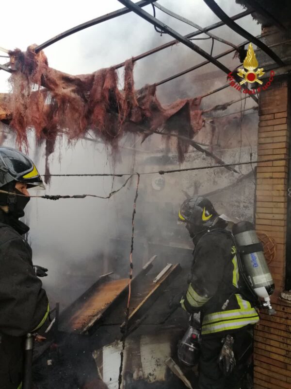 Tuscolana, fiamme sul balcone di una palazzina. L'intervento dei Vigili del Fuoco (FOTO)