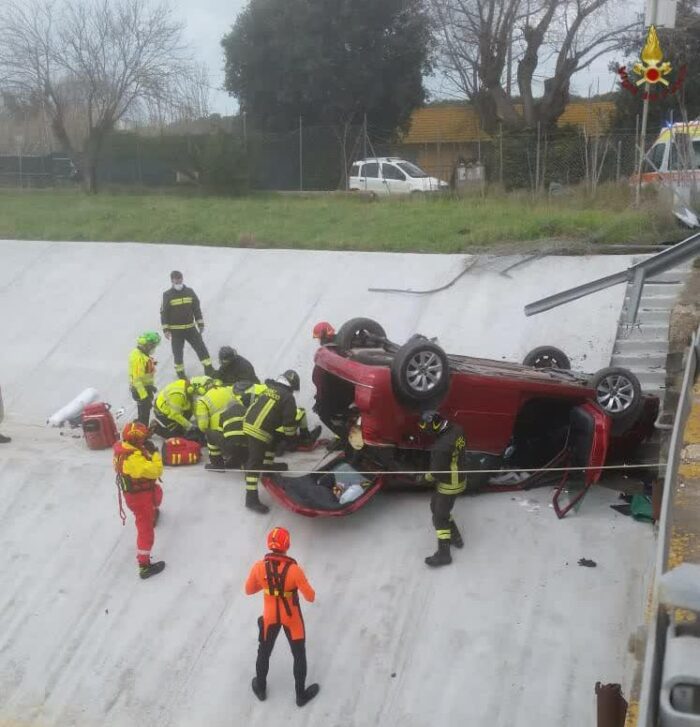 Fiumicino, auto ribaltata: un 51enne estratto dall'abitacolo dai Vigili del Fuoco. Ecco la vicenda