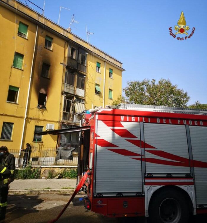 Ostia, incendio in appartamento: soccorsa una persona ed evacuata la palazzina di via Alberto Galli