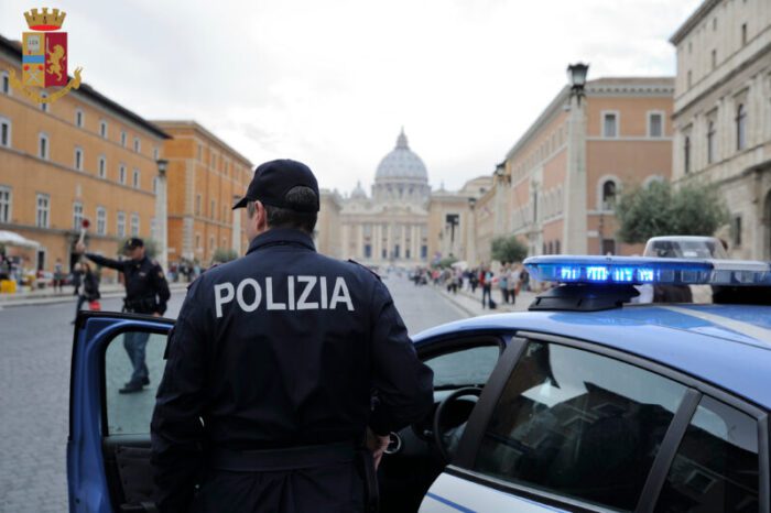 Boccea, mima a uno sconosciuto di chiamare la Polizia perché maltrattata dal compagno: il 38enne aggredisce anche gli agenti