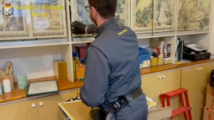 Esquilino. Scovati in un'erboristeria oltre 700mila farmaci "anti-Covid" illegali: denunciata una persona