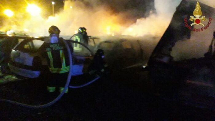 Albano Laziale incendio auto via della Torre