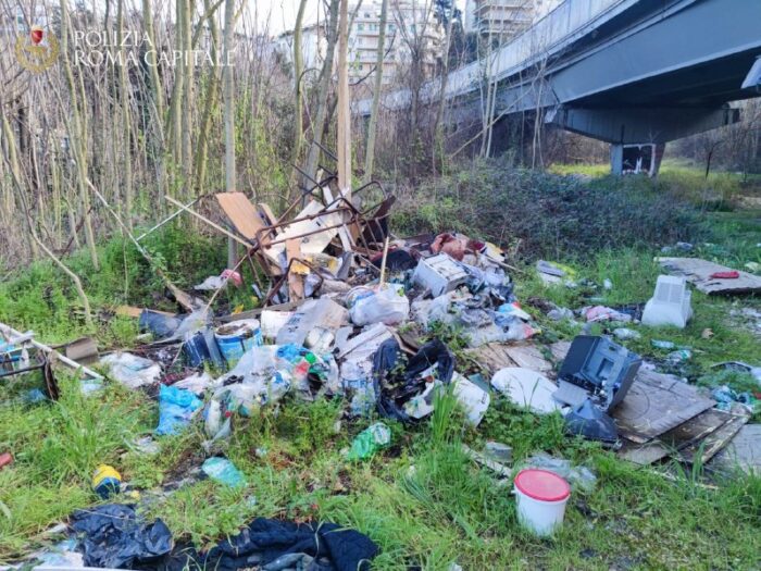 Flaminio, butta PC e arredi scolastici in un'area verde vicino lo stadio: pizzicato il 43enne responsabile