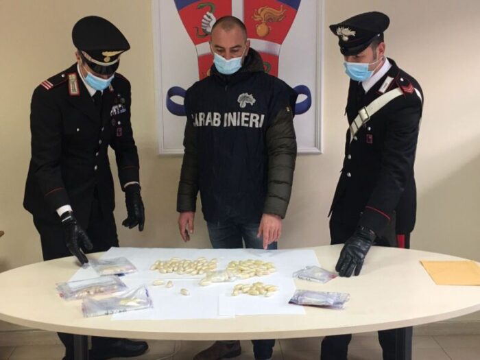 fiumicino arrestato corriere internazionale di eroina