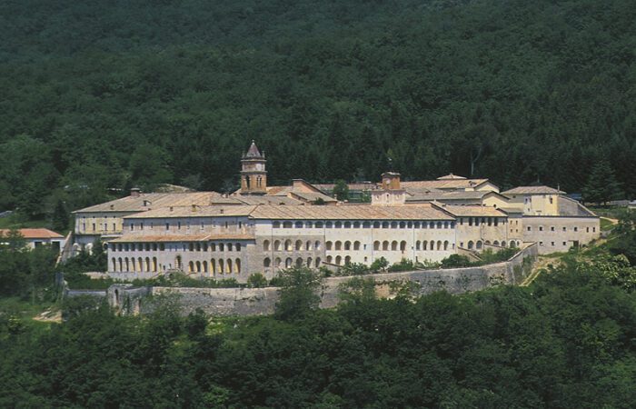 Certosa di Trisulti, il Consiglio di Stato accoglie il ricorso in appello del Ministero dei Beni Culturali: Steve Bannon dovrà lasciarla