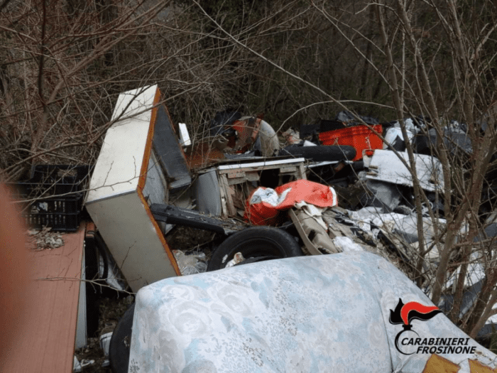 Frosinone-Ferentino, discarica a cielo aperto con rifiuti dannosi per la salute: nei guai 60enne del luogo