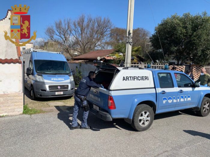 Fiumicino. Entra nello scantinato del nonno defunto e scopre... ordigni bellici di vario tipo