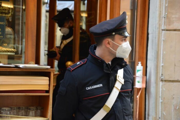 Roma. Pregiudicato aggredisce i Carabinieri: condannato con la sospensione del reddito di cittadinanza