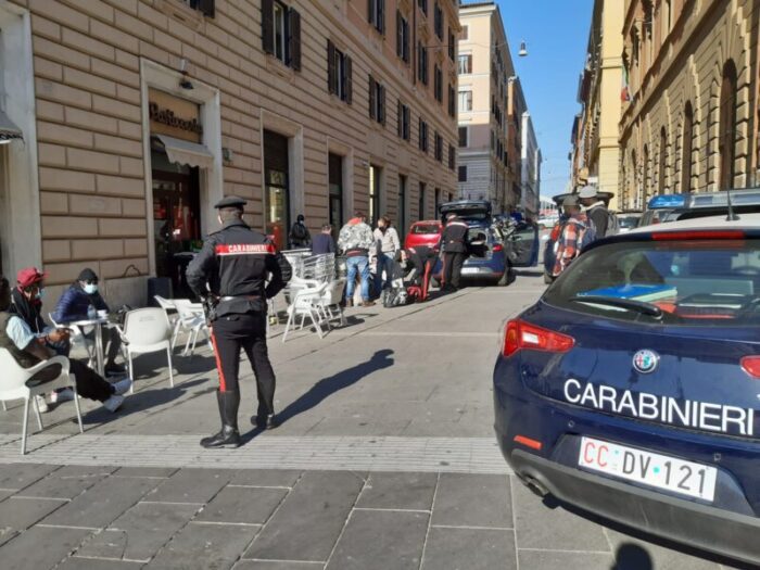 Esquilino. Aperitivo in un bar nonostante le norme anti-Covid: multate 10 persone. Fermato ladro: aveva rubato 13 confezioni di shampoo