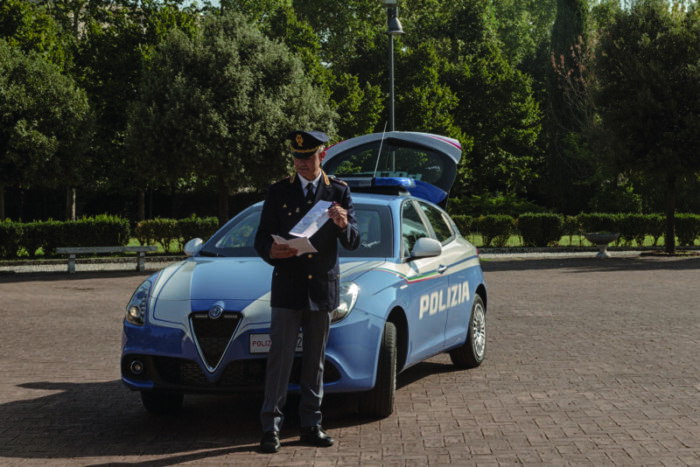 Casilina, ladro seriale tenta di evitare il controllo stradale e fugge. L'inseguimento termina con un incidente stradale a Villaggio Prenestino