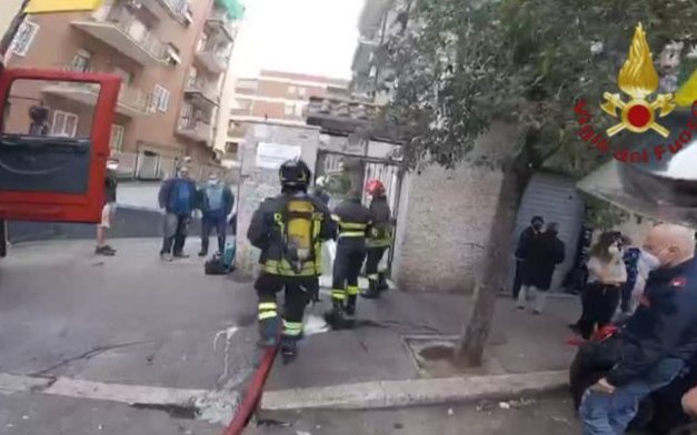 Torpignattara, principio di incendio in una cucina in via Renzo da Ceri: ecco come stanno i due coniugi