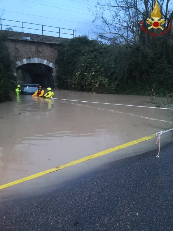 Fiumicino. Autovettura ferma sotto un ponte e sommersa dall'acqua: l'intervento dei Vigili del Fuoco