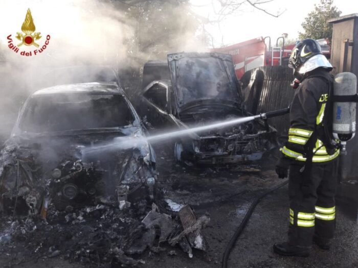 Albano Laziale, in fiamme due autovetture. L'intervento dei Vigili del Fuoco