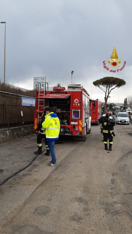Fuga di gas, danneggiata una tubatura durante i lavori in Via della Magliana.