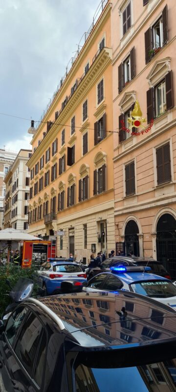 Roma, densa nube di fumo dopo che una canna fumaria ha preso fuoco in una pizzeria al centro di Roma