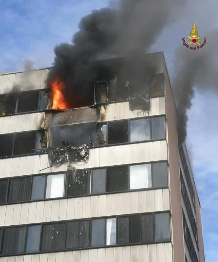 Laurentino, incendio in un palazzo sede dell'Ispra. Intervengono i Vigili del Fuoco (FOTO)