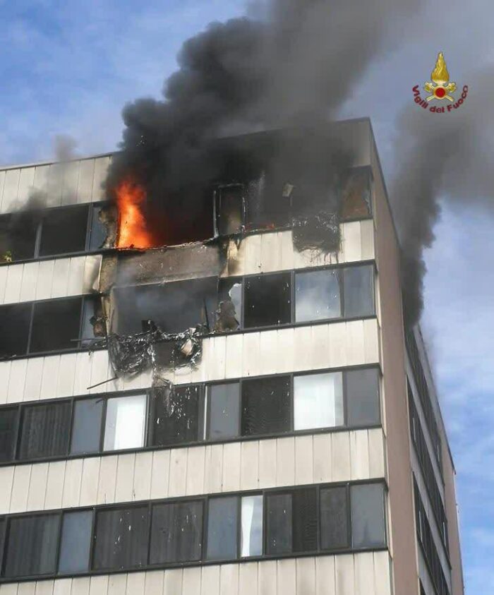 Laurentino, incendio in un palazzo sede dell'Ispra. Intervengono i Vigili del Fuoco (FOTO)