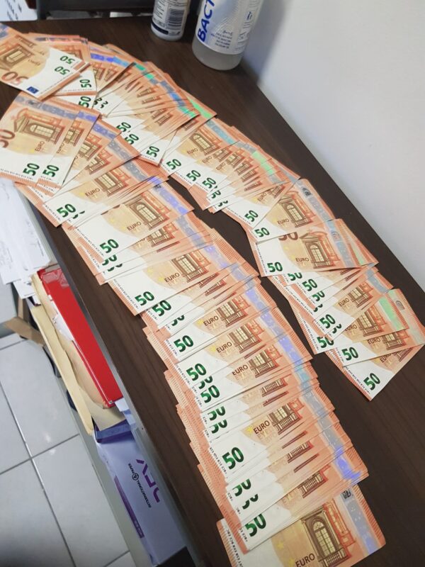 Cassino, fermata in autostrada donna che trasportava 9000 euro in contanti di denaro falsi