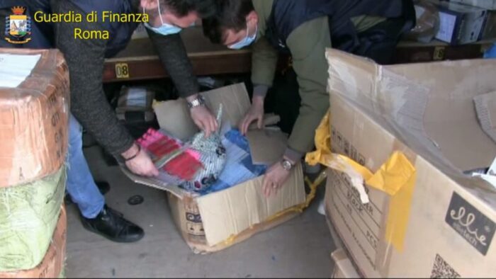 Roma. Sgominata gang di falsari: sequestrati oltre 50mila articoli contraffatti