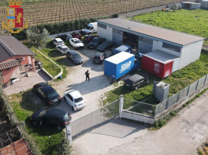 Borghesiana veicoli smontati capannone