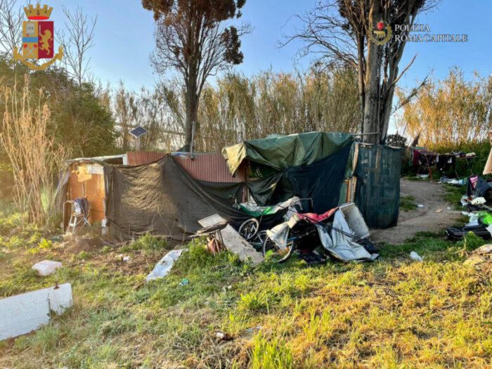 Osteria del Curato, coppia denunciata per invasione di terreni e possesso di mostreggiature delle Forze di Polizia