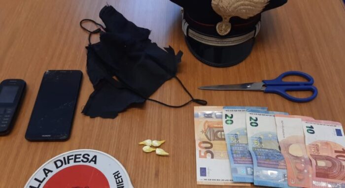 Mascherina usata con creatività... per nascondere droga: nei guai 20enne a Campagnano di Roma