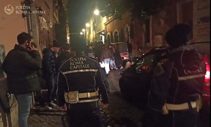 Trastevere. Polizia Locale interviene per far disperdere un assembramente ma gli agenti vengono accerchiati: ecco come si è conclusa la vicenda