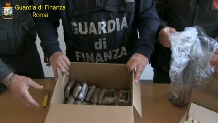 Aeroporto di Ciampino. Intercettato pacco postale contenente 3 kg di hashish: due arresti
