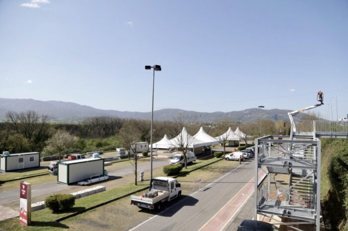 Drive-in vaccinale al Valmontone Outlet: partenza imminente