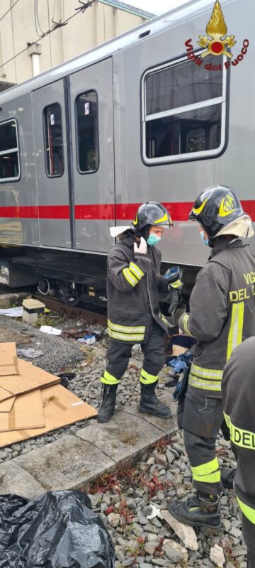 Roma. Due dipendenti Atac rimangono incastrati sotto un convoglio. L'intervento dei Vigili del Fuoco