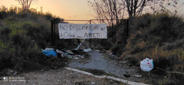 Colle degli Abeti, i residenti del quartiere protestano: "No alle discariche abusive"