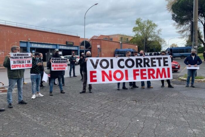Roma. "Voi correte e noi fermi": la manifestazione dei ristoratori presso la stazione metropolitana della Magliana