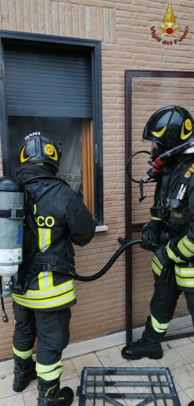 Eur, incendio via di Grotte d'Arcaccio: morta una donna e ferito il figlio