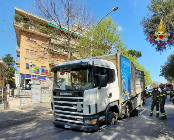 Roma, via dei Colli Portuensi. Cede la strada e un camion rimane intrappolato: intervengono i Vigili del Fuoco