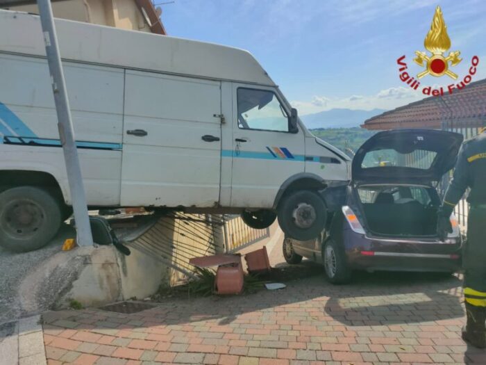 Incidente Castelnuovo di Porto via Monte Cardeto oggi 18 aprile 2021 furgone lancia Y