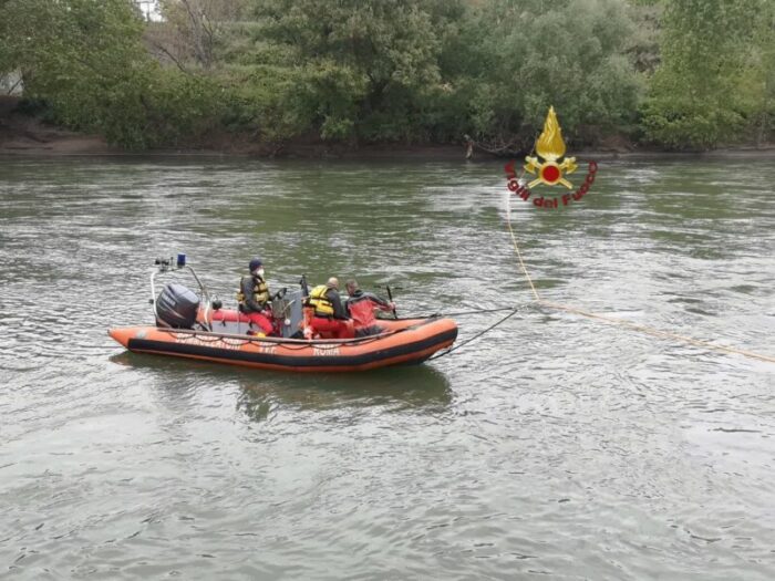 Roma, Ponte Guglielmo Marconi. I Vigili del Fuoco stanno cercando una persona nel Tevere