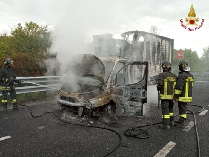 Autostrada A1, furgone in fiamme: incendio e fumo al km 548