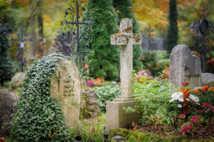 artena rubano borsa cimitero foto figlio defunto