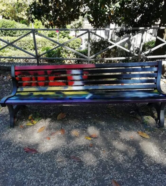 Albano Laziale, panchina Rainbow deturpata e vandalizzata dopo pochi giorni: scritta contro i gay