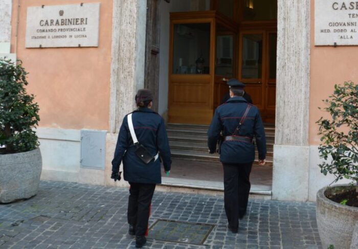 Roma, ladri "di lusso" in via Condotti: rubano da una boutique accessori per 3500 euro