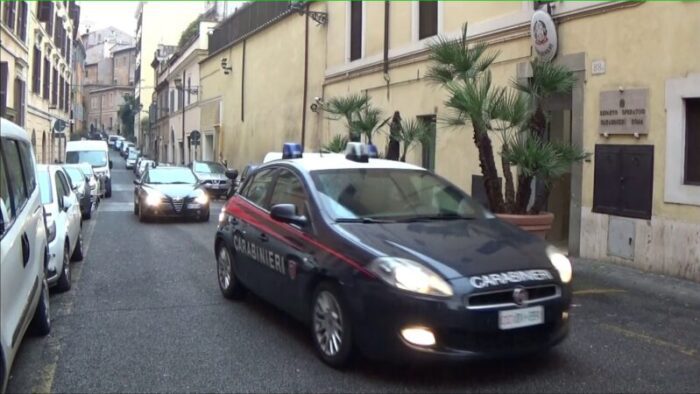 Tor Vergata. Durante una violenta lite, lui la ferisce con un trapano. La donna chiede aiuto ai vicini e l'uomo viene arrestato