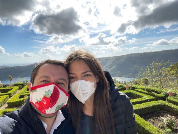 Salvini avvistato ai Castelli Romani: Selfie a Nemi e mascherina con le fragole