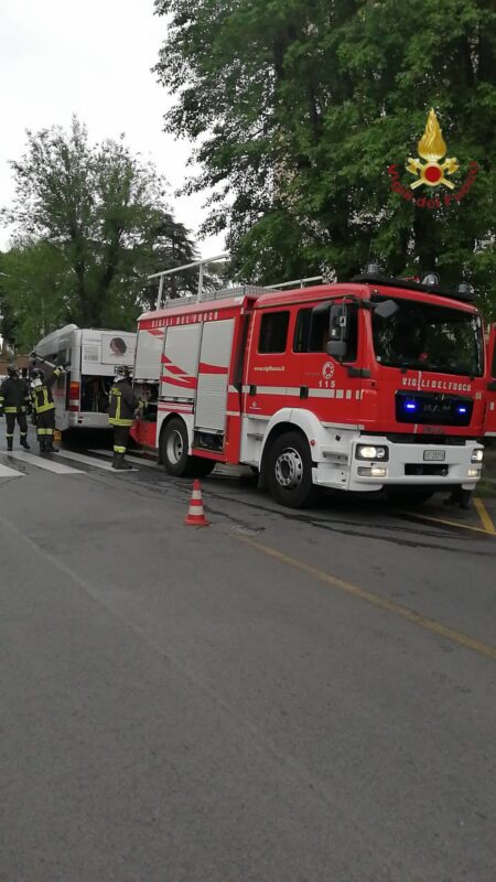 eur principio di incendio su bus oggi 4 maggio 2021