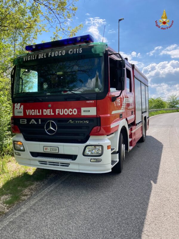 Villaggio Prenestino, incendio in un bar posto sotto una palazzina di tre piani in via Fosso dell'Osa: intervengono i vigili del fuoco