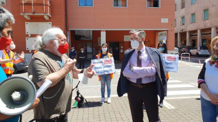 Colleferro, manifestazione degli ex lavoratori Amazon: le loro richieste all'azienda e alla politica