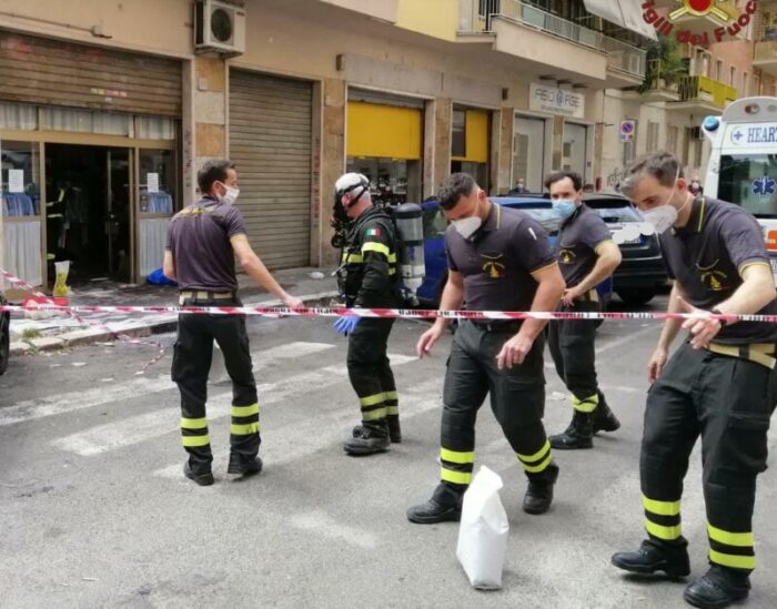 Montesacro. Sviene in una tintoria forse a causa dei vapori di alcuni detergenti: salvato dai Vigili del Fuoco